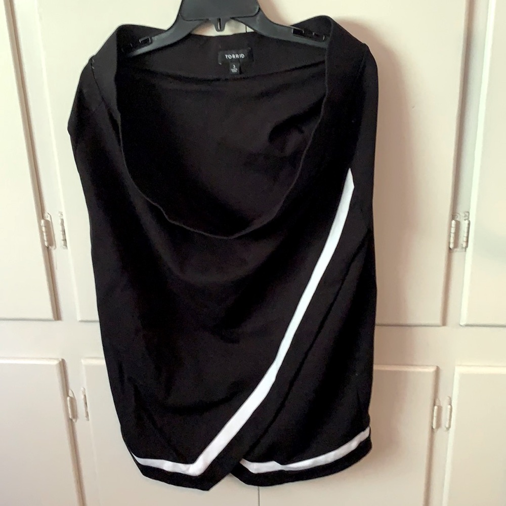 Torrid black with white trim pencil skirt